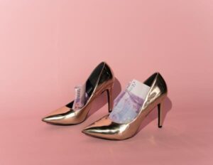 Sapato metálico dourado: O toque de glamour que você precisa!