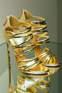 Sapatos femininos metálicos dourados: Luxo e Estilo para Você!
