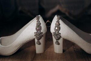 Calçados Feminino com Aplicações de Pedrarias: Estilo e Elegância!