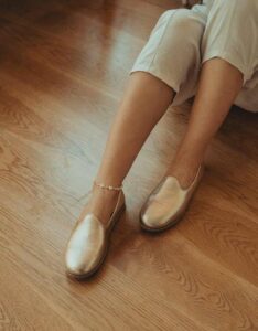 Sapatos femininos que evitam dores nos pés