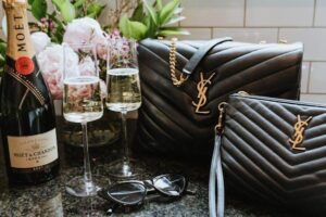 Acessórios femininos para combinar com bolsas de couro: Dicas Incríveis