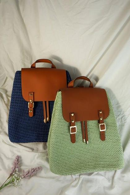 bolsas femininas com detalhes em metal dourado